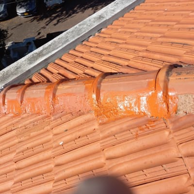 תיקון גג רעפים עם חומר איטום כתום