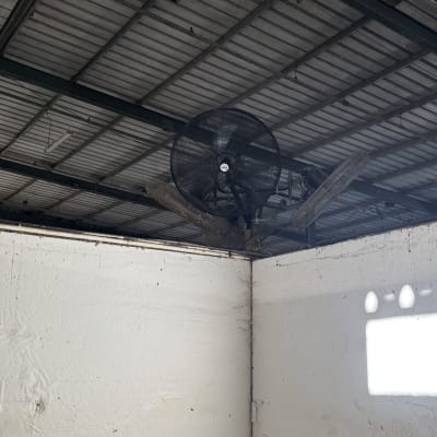מאוורר תקרה מותקן על תקרה מתכתית בחדר ריק