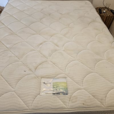 מזרן עם כתמים קלים ומטלית ניקוי מונחת עליו