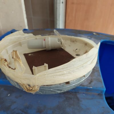 מכסה פלסטיק עם סרט דבק על משטח כחול