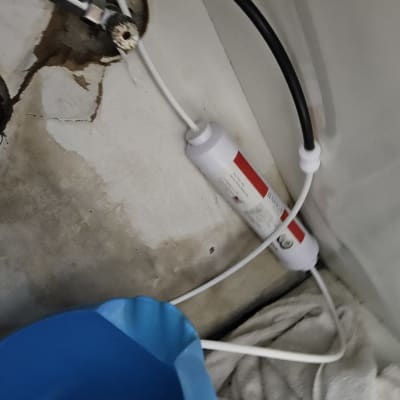 צינור מים, מסנן ומחבר מתכת מתחת לכיור