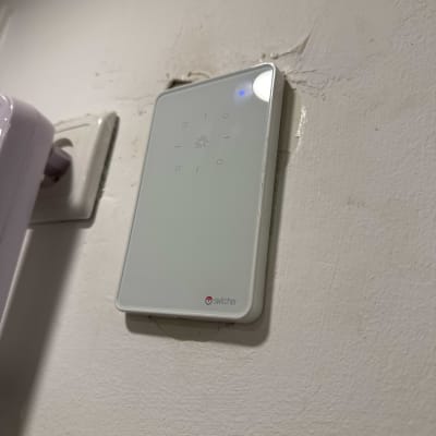 מתג חכם מותקן על קיר עם שקע חשמל