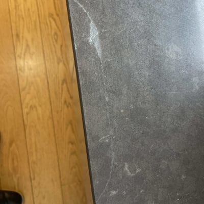 שיש אפור עם סימני שחיקה ושריטות קלות