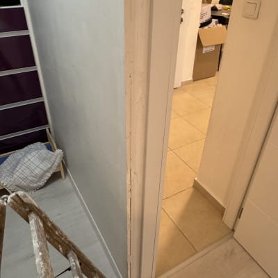 סולם עץ ליד קיר צבוע בחדר פנימי