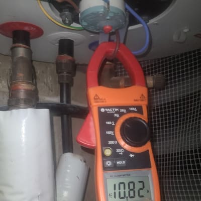 מד אמפר מחובר לחוטים בדוד שמש