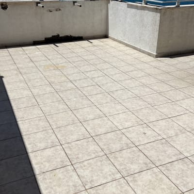 מרפסת עם רצפת אריחים ונוף לים