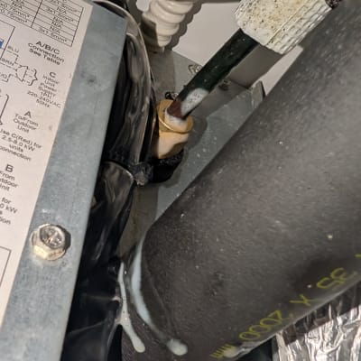 חלקים של מערכת מיזוג אוויר עם צינורות וחיבורים