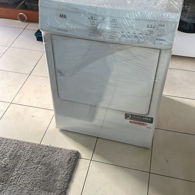 מכונת כביסה עטופה בניילון מוכנה להובלה