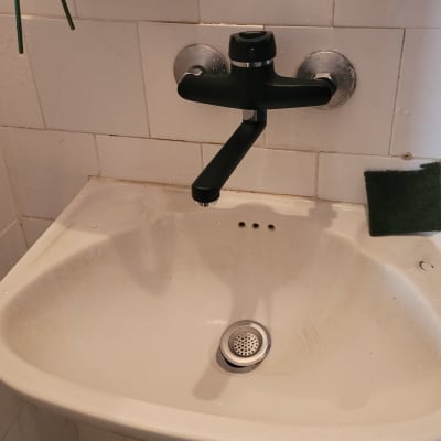 כיור עם ברז בחדר אמבטיה