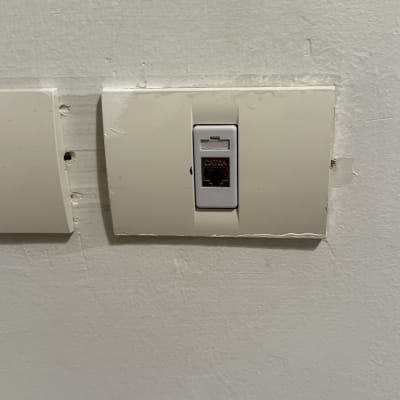 שקע רשת מותקן על קיר לבן