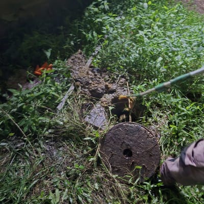 עבודת ניקוי עם צינור ואדמה רטובה