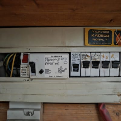 לוח חשמל עם מפסקים וחוטים חשמליים