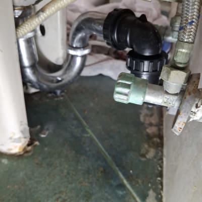 צנרת מתחת לכיור עם חיבורים וברזים