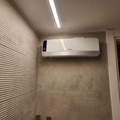 מזגן מותקן על קיר עם תאורה עליונה