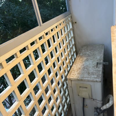 יחידת מיזוג אוויר מלוכלכת במרפסת