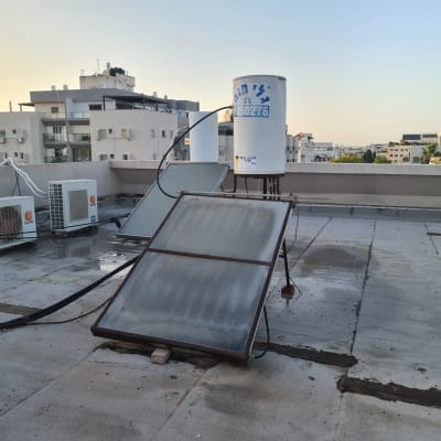 דוד שמש וקולטים על גג בניין