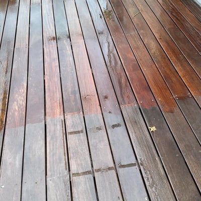 רצפת עץ רטובה עם צינור מים