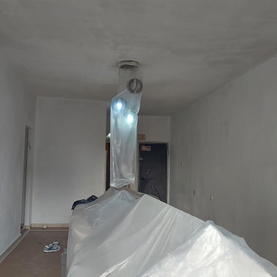 חדר מכוסה בניילון לקראת צביעה, נברשת עטופה