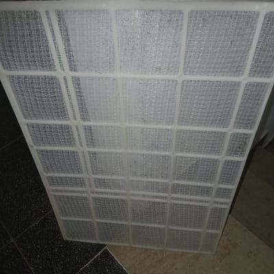 פילטר של מזגן על רצפה כהה