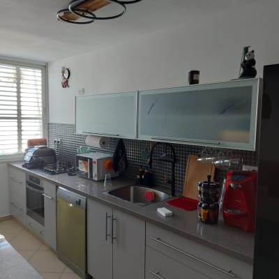 ארון זכוכית מט במטבח מודרני