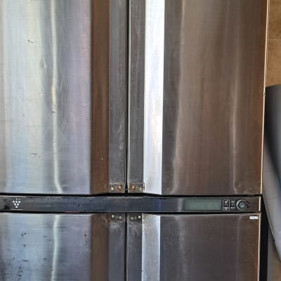 מקרר נירוסטה עם דלתות מוכתמות