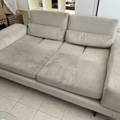 ספה בהירה עם כתמים על הריפוד