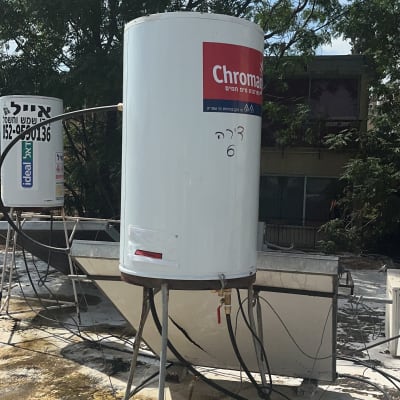 דוד שמש על גג עם לוגו Chromagen