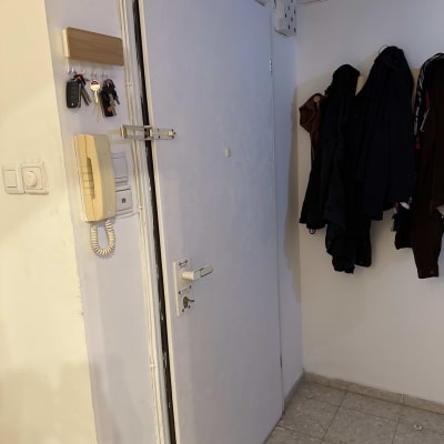 דלת לבנה עם ידית ומנעול, ציפוי דלת