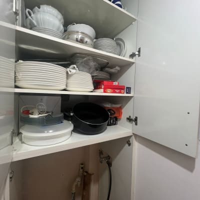 ארון מטבח פתוח עם כלים וסירים