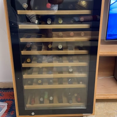 מקרר יין עם בקבוקים ומד טמפרטורה דיגיטלי