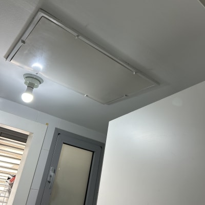 תקרה צבועה בלבן עם מנורה דולקת