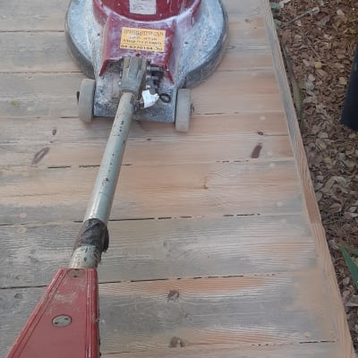 מכונת ליטוש אדומה על דק עץ