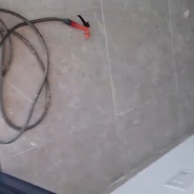 כבל חשמלי על רצפה עם כלי עבודה