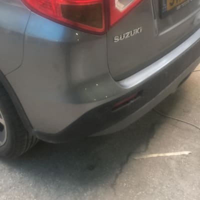 חלק אחורי של רכב סוזוקי עם פגוש ותאורה אחורית