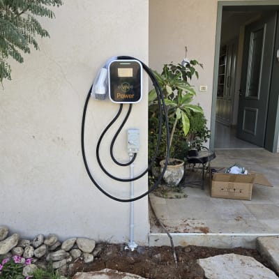עמדת טעינה לרכב חשמלי מותקנת על קיר חיצוני