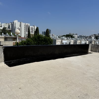 גג מרוצף עם קיר נמוך, ללא כלי עבודה