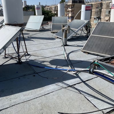 גג עם קולטי שמש וצינורות, איטום גג נראה לעין