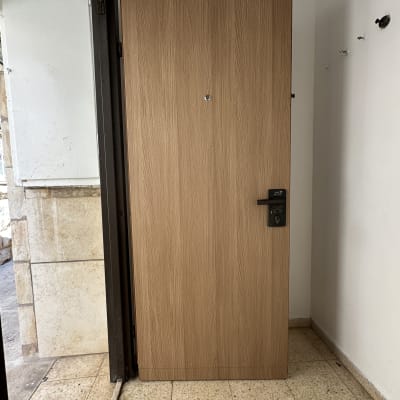 דלת עץ עם ידית ומנעול מותקנים