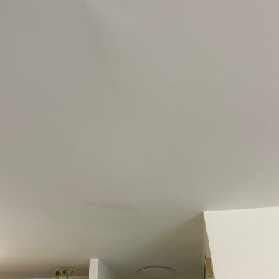 תקרה עם סימני רטיבות קלים