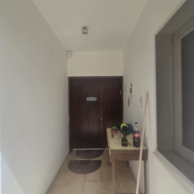 מסדרון עם דלת, שולחן וכלי עבודה