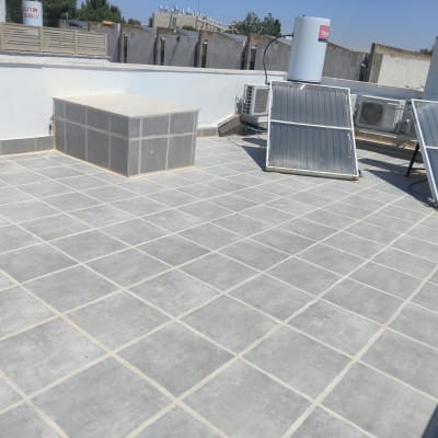 גג מרוצף עם לוחות סולאריים ואיטום בין האריחים