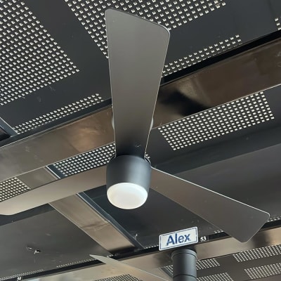 מאווררים תלויים בתצוגה בחנות תאורה