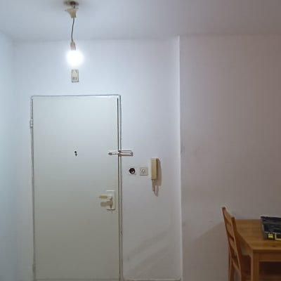 כלי עבודה על שולחן עץ ליד דלת לבנה