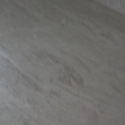 רצפה נקייה עם קיר לבן ברקע