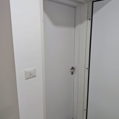 התקנת דלת פנים לבנה בפתח חדר ממ"ד