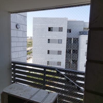 רשת מתוחה על מרפסת למניעת כניסת יונים