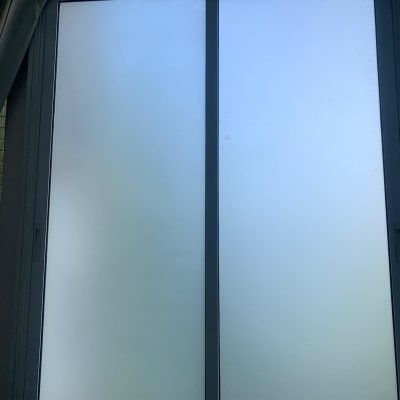 חלון זכוכית עם מסגרת מתכת