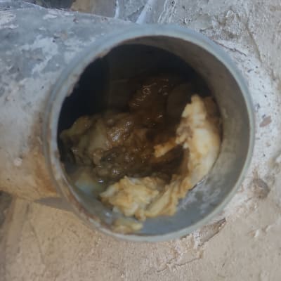 צינור סתום עם חומר חוסם בפנים