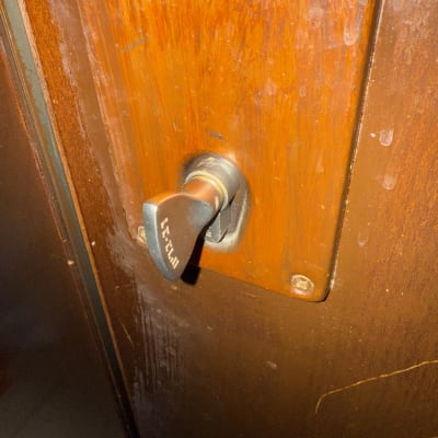 מנעול דלת עם ידית מתכת על דלת עץ