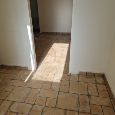 רצפת אריחים חדשה בחדר ריק עם קירות לבנים